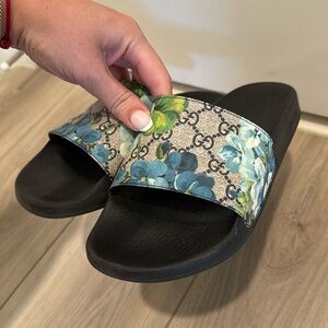 Gucci Blooms Sandal with blue flower - no box. Worn.